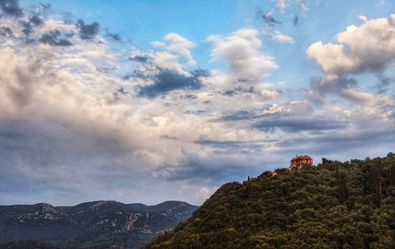 Καιρός: Πέφτει η θερμοκρασία την Πέμπτη  Πού θα βρέξει