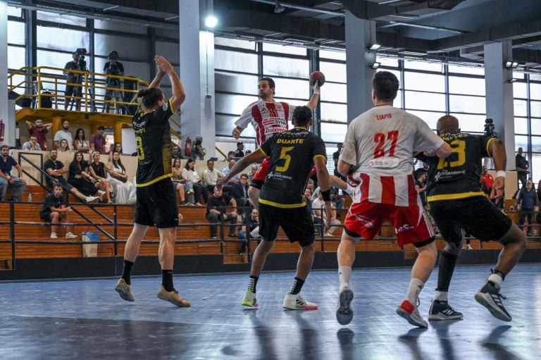 Ολυμπιακός  ΑΕΚ κοντράρονται για τον πρώτο τίτλο της σεζόν