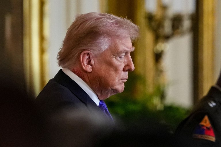 Εξάνθημα στον λαιμό του Τραμπ φουντώνει ξανά τα σενάρια για προβλήματα υγείας