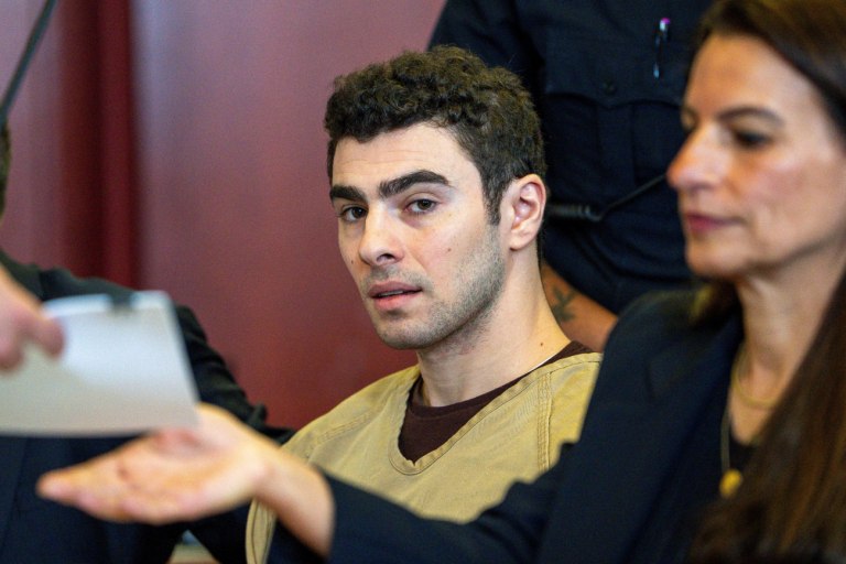 Λουίτζι Μαντζιόνε: Απομακρύνεται το ενδεχόμενο θανατικής καταδίκης  Απορρίφθηκε η κατηγορία για τρομοκρατία