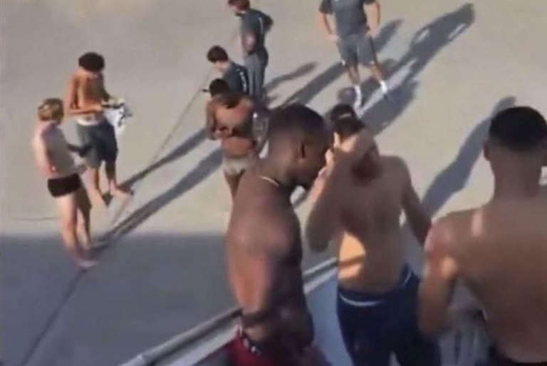 Στο αεροπλάνο με τα εσώρουχα οι παίκτες της Μονακό, λόγω τεχνικού προβλήματος (vid, pics))