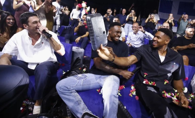 Το απίθανο γλέντι της Εθνικής στα μπουζούκια: Το πούρο του Σπανούλη, ο χορός του Γιάννη και ο Λαρεντζάκης (vids, pics)