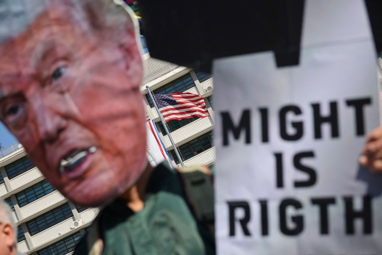 Τραμπ: Μπαράζ αντιφατικών δηλώσεων για τον πόλεμο στο Ιράν  Δεν διαφαίνεται στρατηγική εξόδου από τις ΗΠΑ