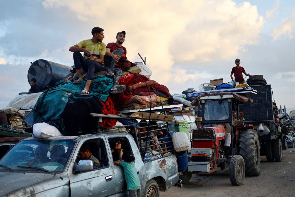 Καραβάνια χωρίς τέλος ανάμεσα στα ερείπια