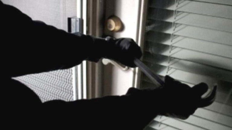 Πάτρα: Τρεις νεαροί διαρρήκτες επιτέθηκαν σε αστυνομικό εκτός υπηρεσίες που τους έπιασε στα πράσα