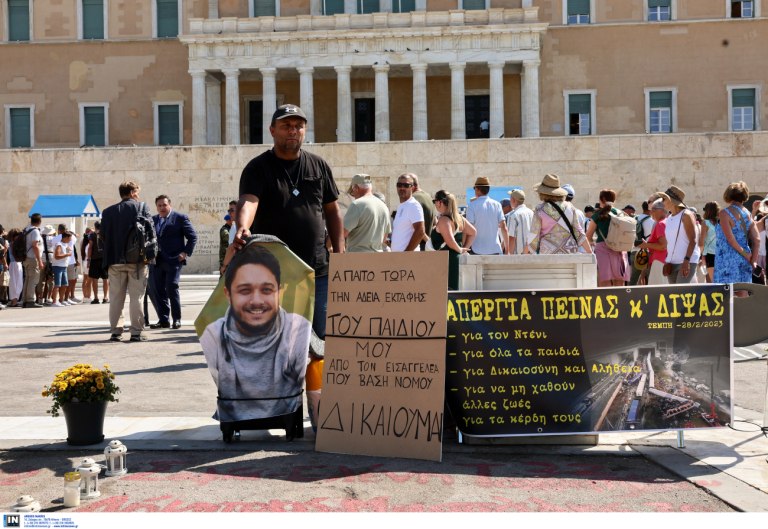 Τέμπη: Σε απεργία πείνας και δίψας πατέρας θύματος μπροστά από τη Βουλή  Για να μη χαθούν άλλες ζωές