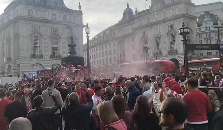 Στο Emirates η πορεία των οπαδών του Ολυμπιακού (vids)