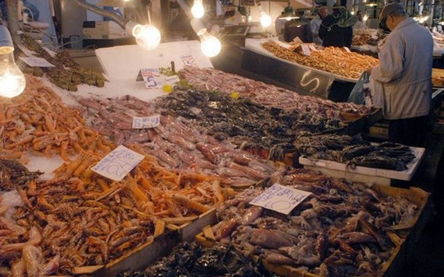 Ανατιμήσεις στα ψάρια  Πως διαμορφώνονται οι τιμές στη Βαρβάκειο Αγορά