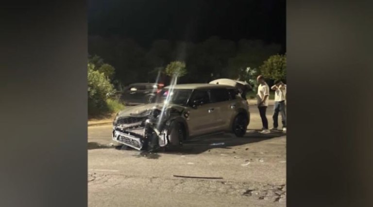 Βούλα: Σοβαρό τροχαίο σε γνωστή καρμανιόλα της Παραλιακής  Σώοι οι 30χρονοι οδηγοί