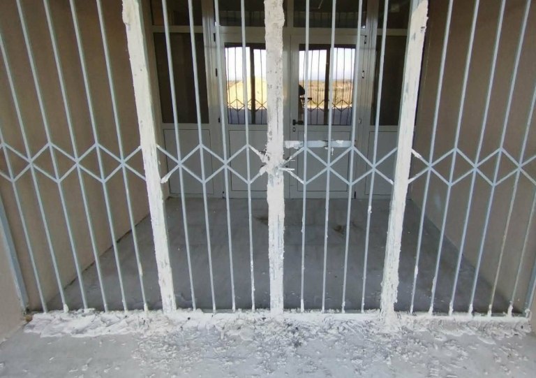 Χαλκιδική: Άγνωστοι τσιμέντωσαν πόρτες και έσπασαν τζάμια στο Γυμνάσιο Νέας Καλλικράτειας  Μήνυση από τον δήμο