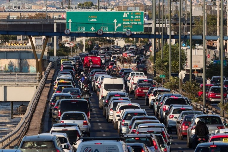 Κίνηση στους δρόμους: Μποτιλιάρισμα στον Κηφισό  Καθυστερήσεις στην Αττική Οδό