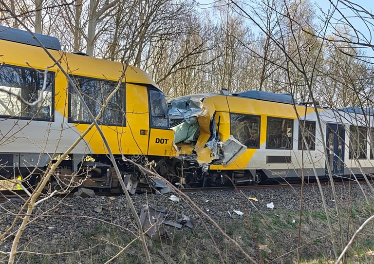 Μετωπική σύγκρουση τρένων στη Δανία  Τραυματίστηκαν αρκετά άτομα