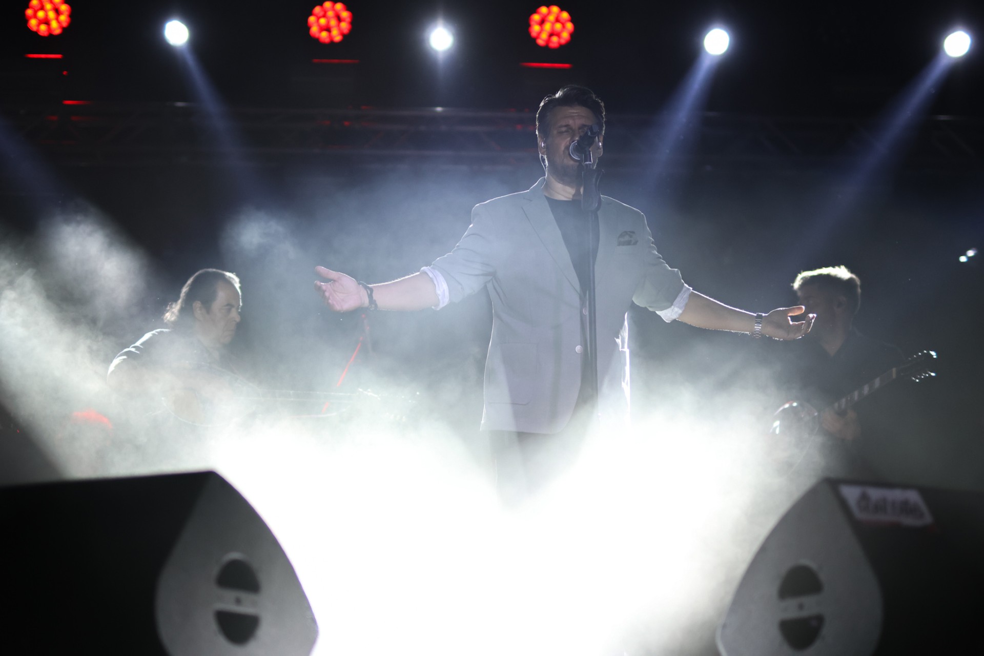 Σε ρυθμούς παζαριού η Λάρισα  Χιλιάδες κόσμου στην χθεσινή πρεμιέρα με τη συναυλία του Π. Κιάμου