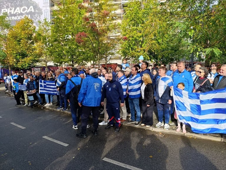 Στα γαλανόλευκα το κέντρο της Κοπεγχάγης: Κατάληψη από τους Έλληνες φιλάθλους πριν το ματς με τη Δανία (vids)