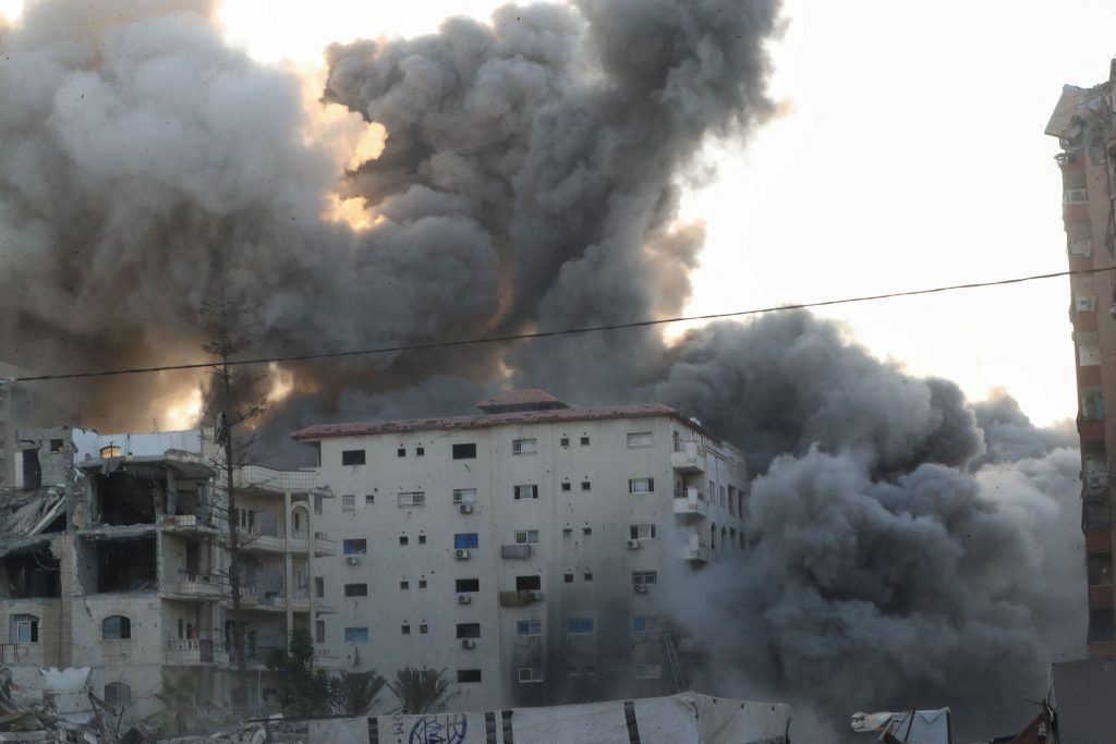 Ισραήλ: Ο στρατός βομβάρδισε την πολυκατοικία Αλ Ρούγια στην Πόλη της Γάζας  Δεν υπάρχουν θύματα