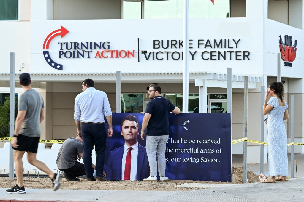 Τσάρλι Κερκ: Ανθρωποκυνηγητό για την σύλληψη του δολοφόνου του  Ψάχνουν τον άνδρα που έτρεξε μετά τους πυροβολισμούς