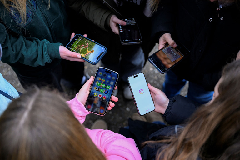 Social media: Ας μας μάθουν, αντί να μας τα απαγορεύσουν  Πώς αντιμετωπίζουν τα παιδιά τους περιορισμούς