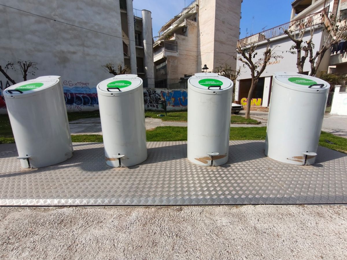 Τρίκαλα: Βυθιζόμενοι κάδοι