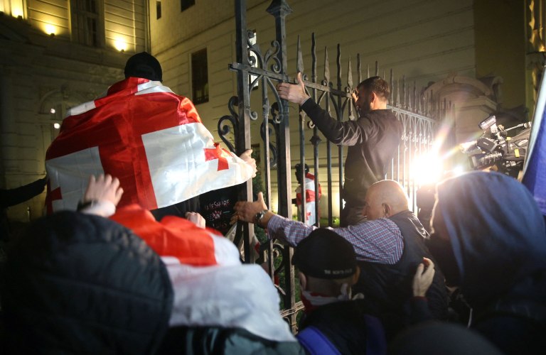 Γεωργία: Μαζικές διαδηλώσεις και σοβαρά επεισόδια στην Τιφλίδα  Διαδηλωτές εισέβαλαν στο Προεδρικό Μέγαρο