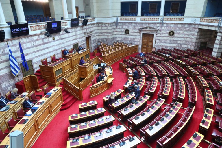 Επεισόδιο πρώην συντρόφων στην Ολομέλεια της Βουλής