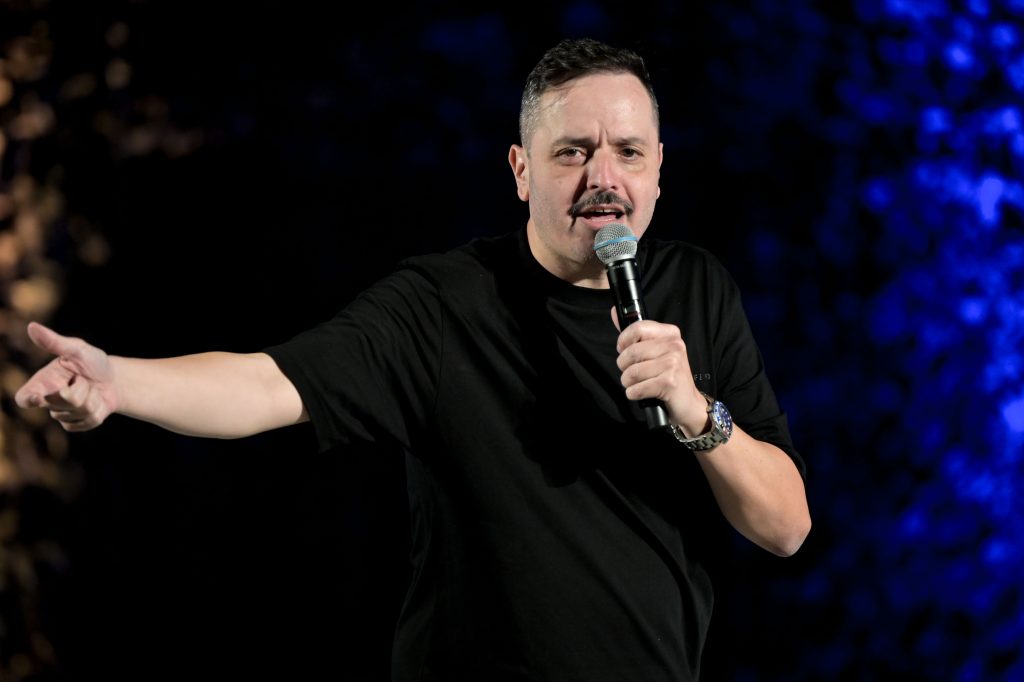 Τσουβέλας για το περιστατικό με τον ιερέα: Επικοινώνησα μαζί του  Φοβήθηκε ότι μου χάλασε την παράσταση