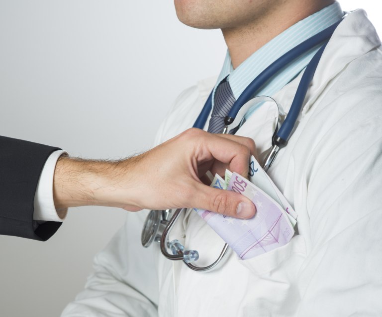 ΕΣΥ: Μάστιγα το φακελάκι- Να αφαιρείται η άδεια ασκήσεως επαγγέλματος ζητά ο Γιαννάκος της ΠΟΕΔΗΝ