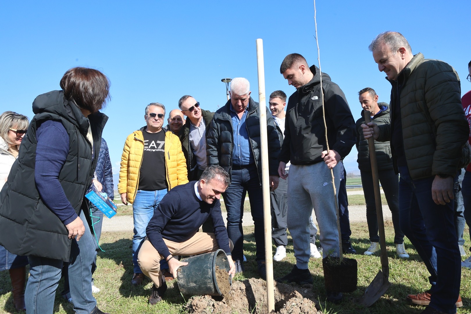 Δενδροφύτευση στο γήπεδο της Φαλάνης  Ακολουθεί η οδός Ιωαννίνων στη Λάρισα