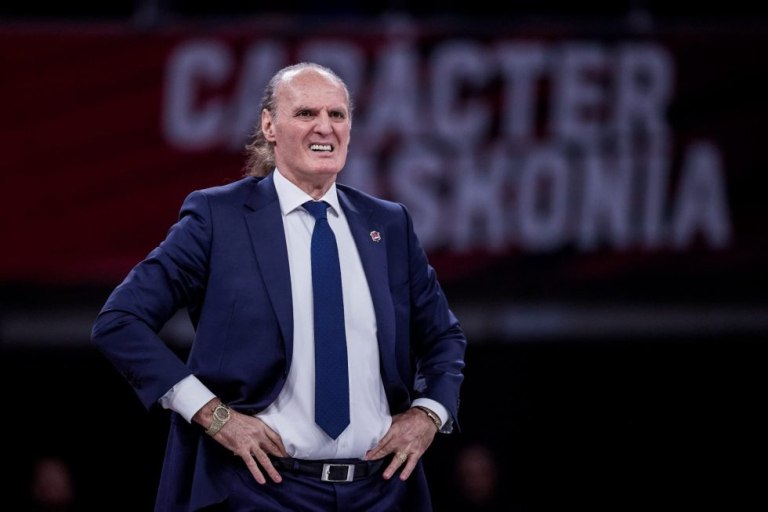 Κοντά στην έξοδο ο Ιβάνοβιτς από την Μπολόνια, ο Άρης κοιτάζει την περίπτωση του