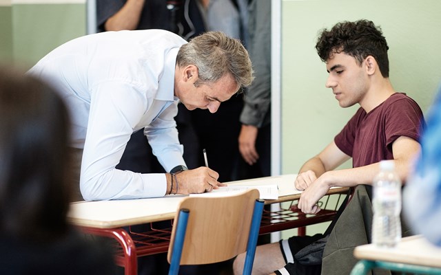 Επίσκεψη Κ. Μητσοτάκη σε Ωνάσειο Σχολείο στο Περιστέρι: Η κυβέρνηση επενδύει συστηματικά στη δημόσια παιδεία