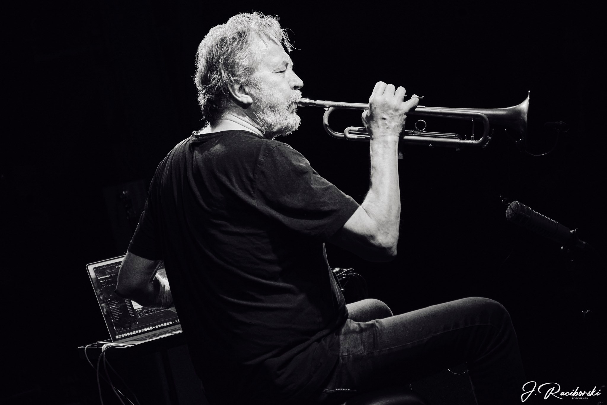 Ο Νιλς Πέτερ Μολβάερ φέρνει στην Αθήνα τη σκοτεινή λάμψη της future jazz