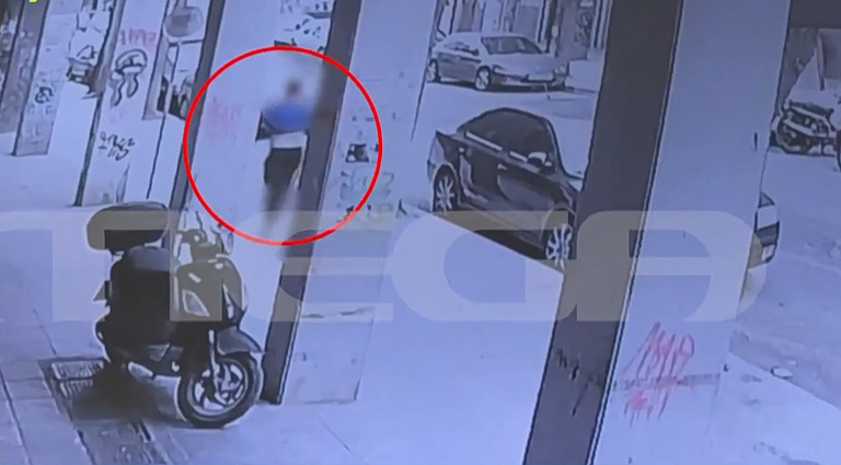 Μεταξουργείο: Βίντεο ντοκουμέντο από την επίθεση με μαχαίρι  Το θύμα κινείται αιμόφυρτο λίγο πριν καταρρεύσει