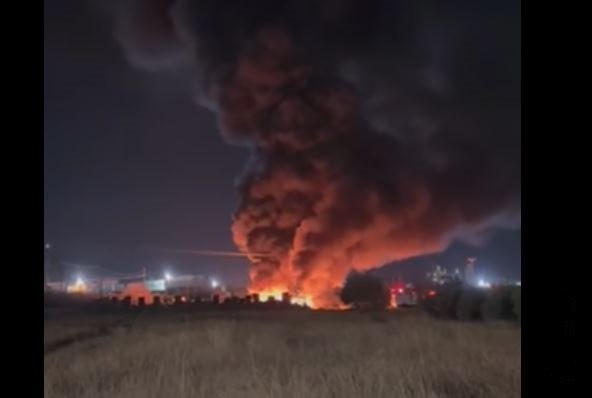 Φωτιά στον Ασπρόπυργο  Καίγονται κοντέινερ και ακούγονται εκρήξεις