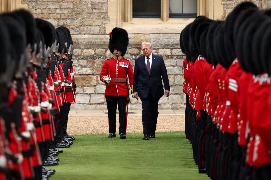 Βρετανία: Live η τελετή Beating Retreat προς τιμήν του Τραμπ  Για πρώτη φορά αμερικανικά και βρετανικά μαχητικά θα πετάξουν μαζί