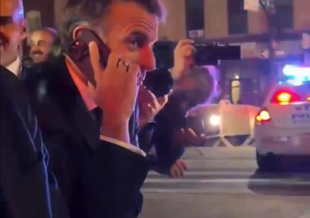 Με σταμάτησαν για να περάσεις εσύ  Ο Μακρόν τηλεφώνησε στον Τραμπ για να ανοίξουν οι δρόμοι στη Νέα Υόρκη