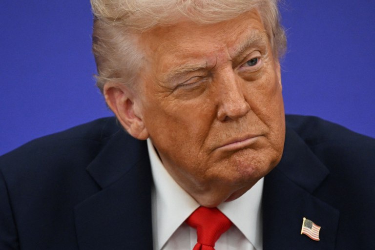 Από τα ΜΜΕ στις φιλελεύθερες οργανώσεις  Ο Τραμπ χτυπά την ελευθερία του λόγου στο όνομα του Τσάρλι Κερκ