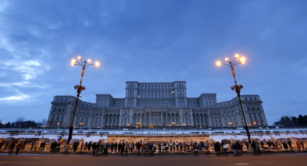 Η ρουμανική κυβέρνηση ξεπερνά τέσσερις προτάσεις δυσπιστίας  Στόχος οι φορολογικές αυξήσεις και οι περικοπές