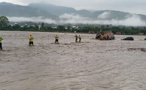 Ινδία: Τουλάχιστον 15 νεκροί από σφοδρές βροχοπτώσεις  16 αγνοούμενοι