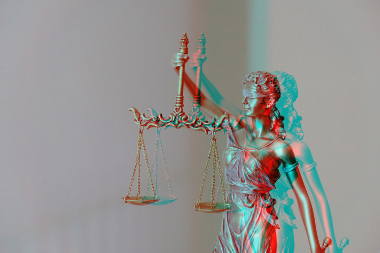 Όταν η εξουσία συγκρούεται με τη δικαιοσύνη: Η σιωπηλή κρίση του κράτους δικαίου στην Ευρώπη