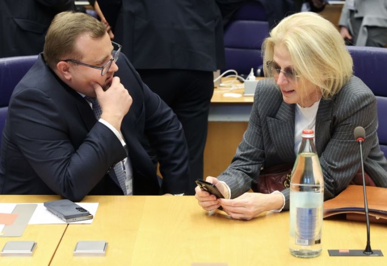 Από τα τηλέφωνα στα emoji: Η νέα ψηφιακή πρεσβεία των Βρυξελλών