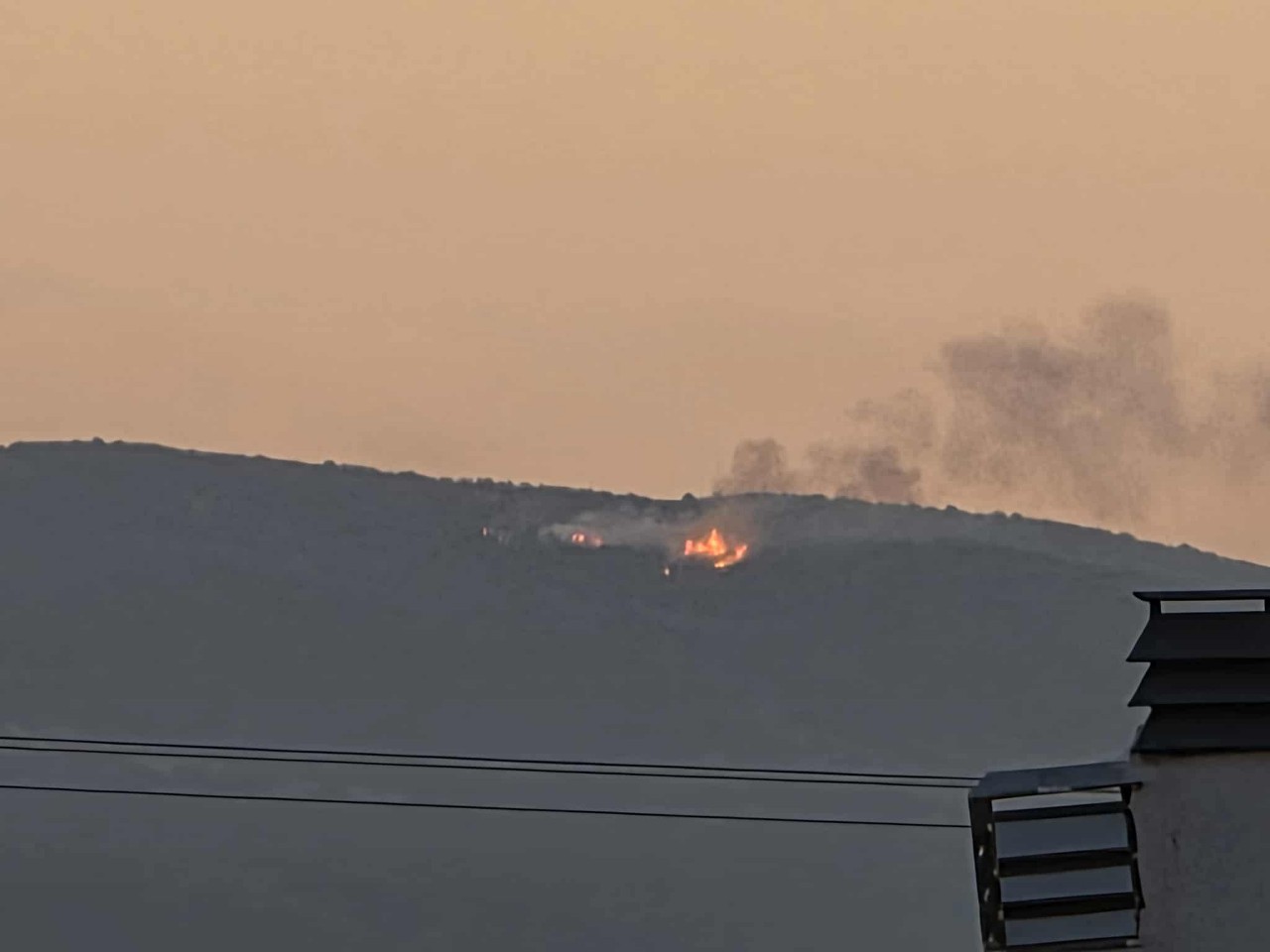 Φωτιά σε δύσβατη περιοχή έξω από τον Βόλο