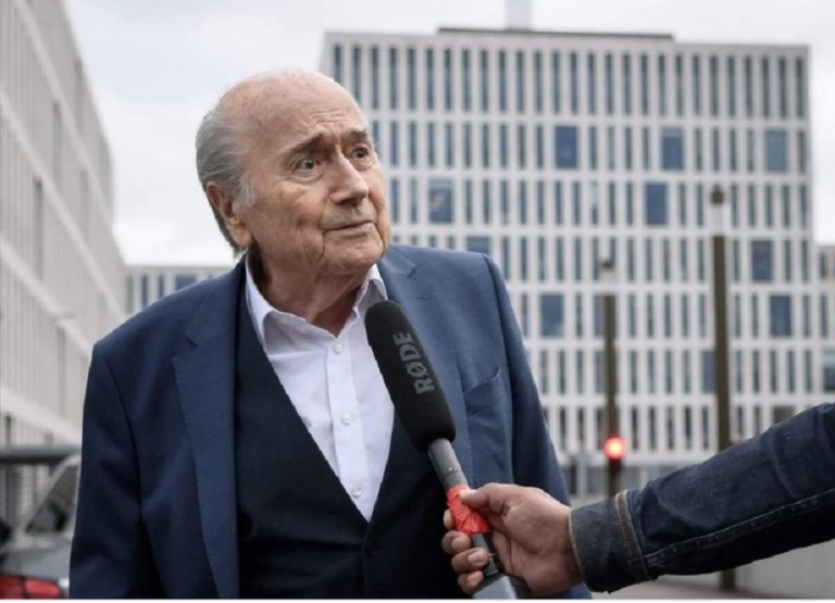 Μπλάτερ: Η σχέση του