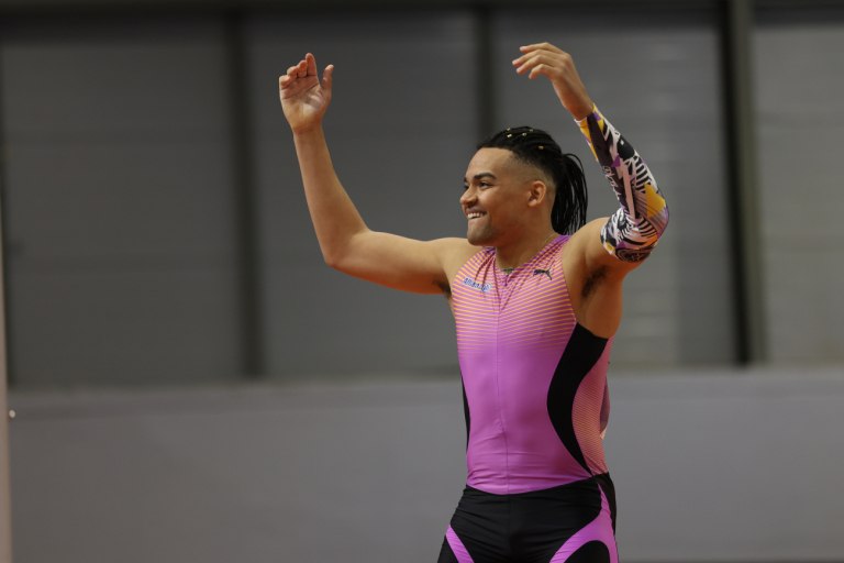 Νέα πρωτιά ο Καραλής στη