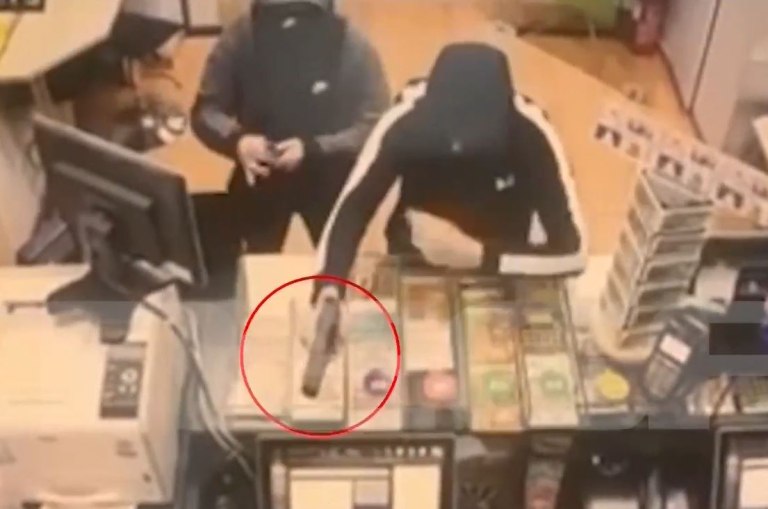 Καισαριανή: Καρέ καρέ ένοπλη ληστεία σε πρακτορείο τυχερών παιχνιδιών  Βίντεο ντοκουμέντο