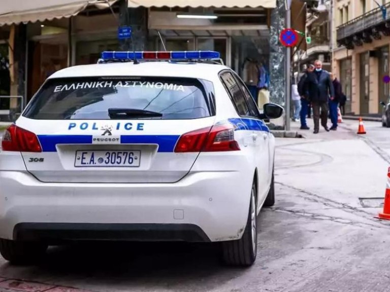 Εξάρχεια: Άνδρας με την