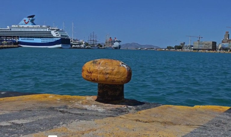 Πειραιάς: Μηχανική βλάβη στο πλοίο Ελένη με προορισμό την Αίγινα  Ταλαιπωρία για 64 επιβάτες