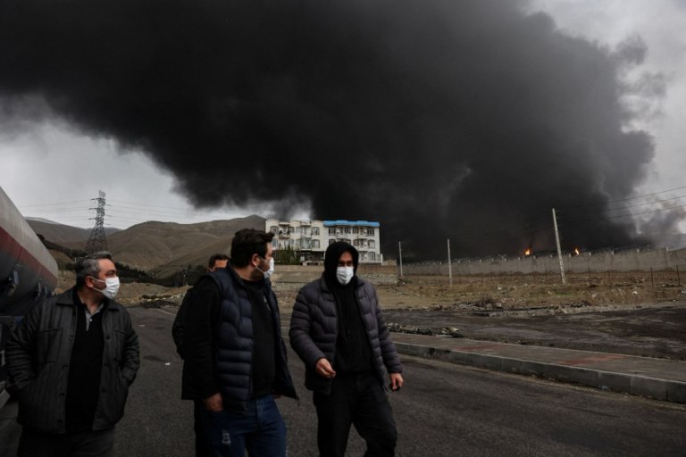 Ιράν: ΤACO ή όχι, όσο ο Τραμπ παραμένει στη Μέση Ανατολή τόσο δυσκολότερο είναι να φύγει