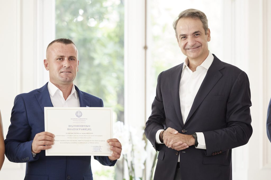 Τιμητική απονομή ιθαγένειας στον Γκόγκα Λεντιάν  Έθεσε τη ζωή του σε κίνδυνο προσπαθώντας να σώσει δύο παιδιά στον Άραχθο