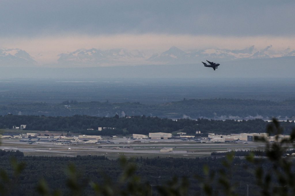 Η Ουάσιγκτον θέλει να απαγορεύσει στις κινεζικές αεροπορικές εταιρείες να πετούν πάνω από τη Ρωσία