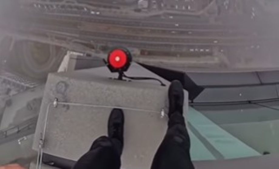 Αλεξιπτωτιστής έπεσε από το ψηλότερο κτίριο της Ευρωπαϊκής Ένωσης  Βίντεο που ζαλίζει