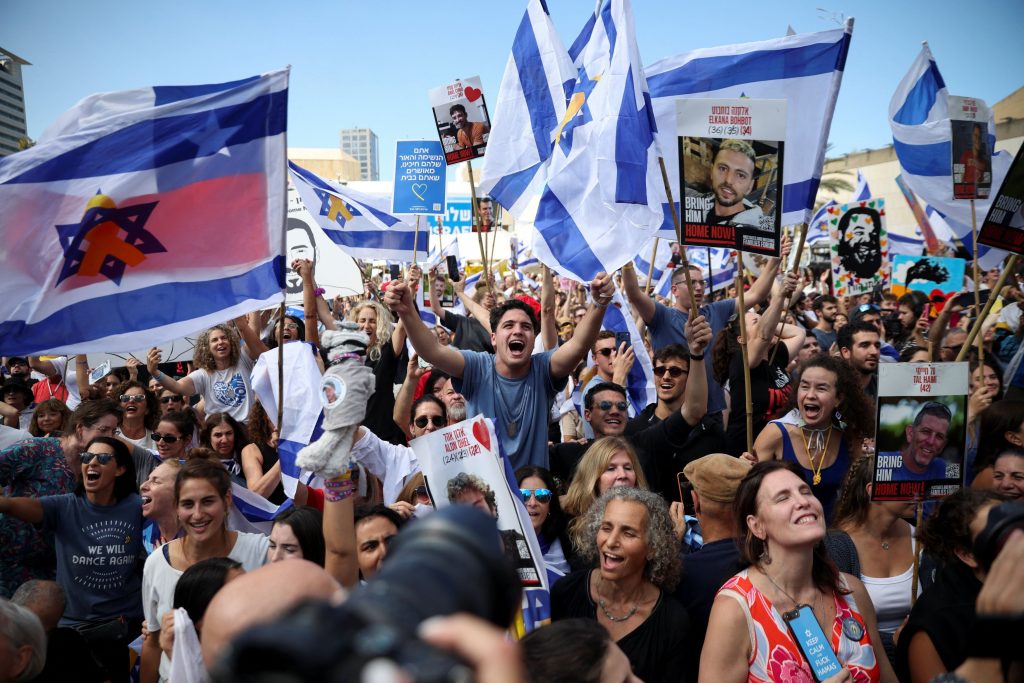 Δάκρυα χαράς και πανηγυρισμοί: Οι συγκινητικές εικόνες μετά την απελευθέρωση ομήρων και κρατουμένων